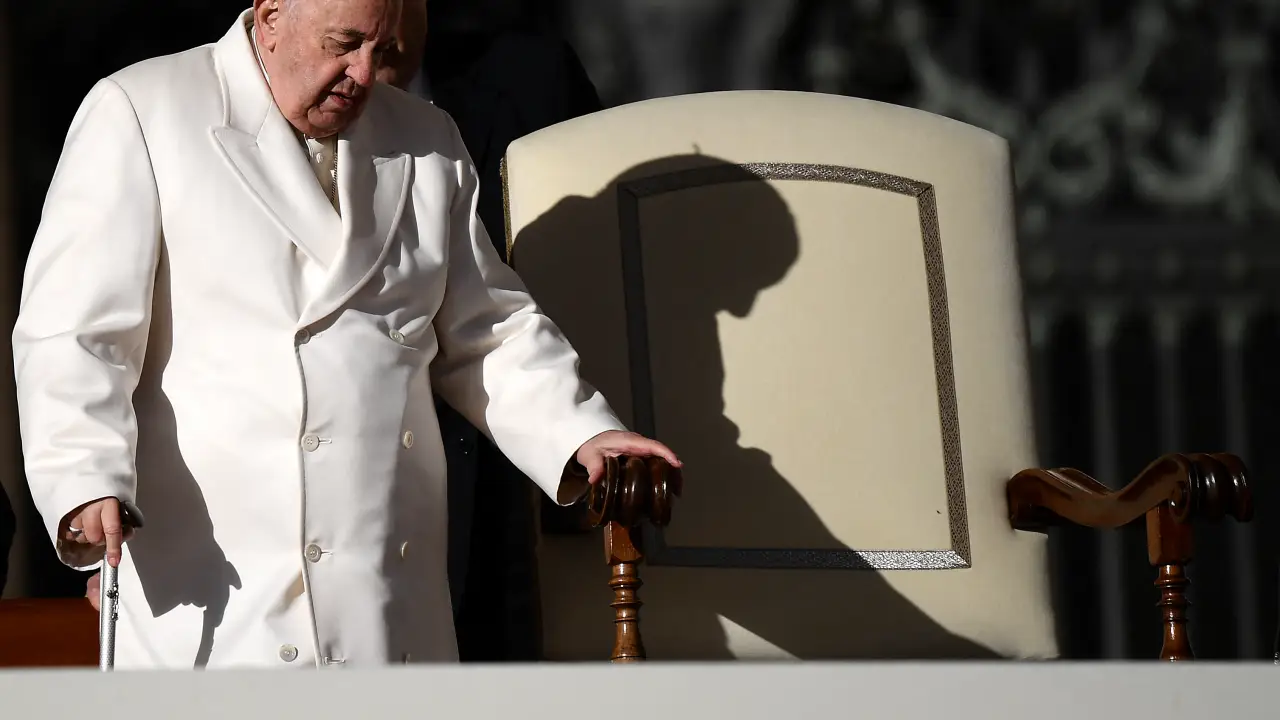 Papa Francisco chega para audiência na Praça de São Pedro, no Vaticano, em 23 de novembro de 2022 (Filippo MONTEFORTE/AFP)